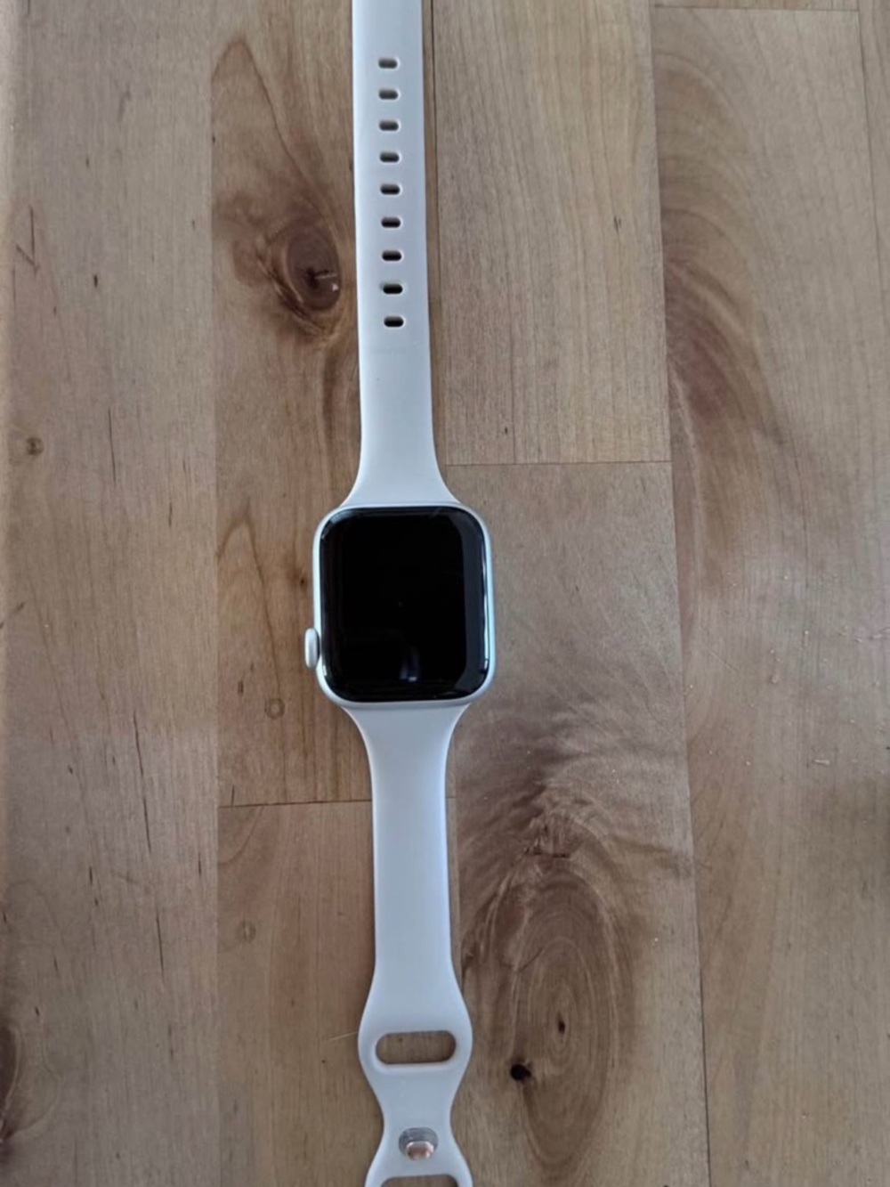 White Smartwatch with Silicone Band - Sleek Wearable